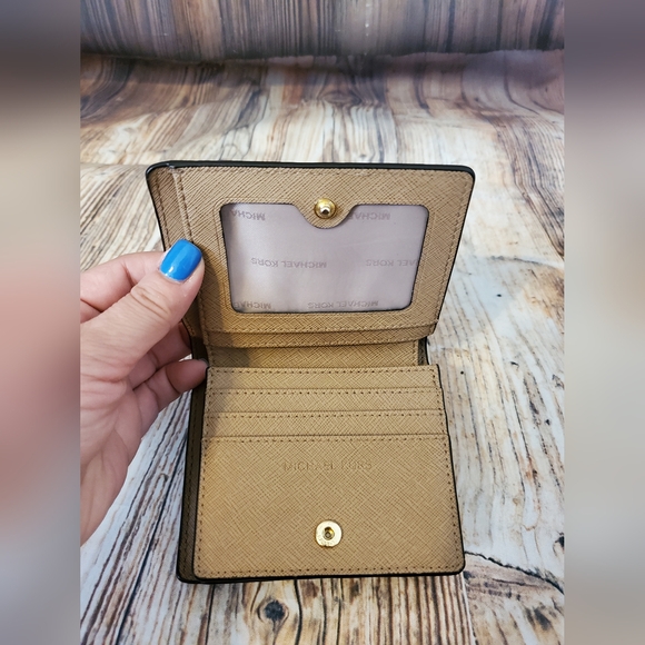 MICHAEL KORS CARRYALL CARD - Picture 7 of 11